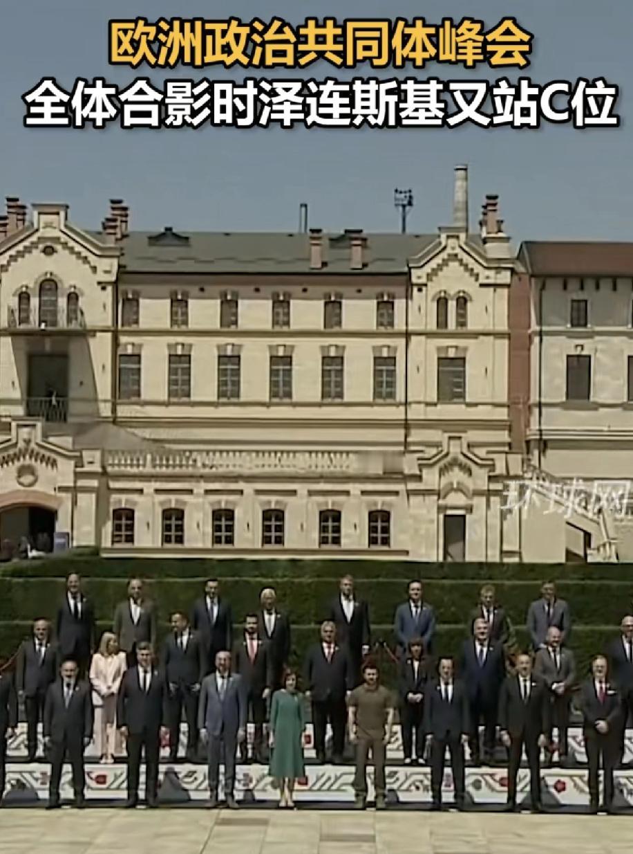 泽连斯基在欧美以前的C位图现在就是大家挨打要立正图。
以前以为泽连斯基为了文明站