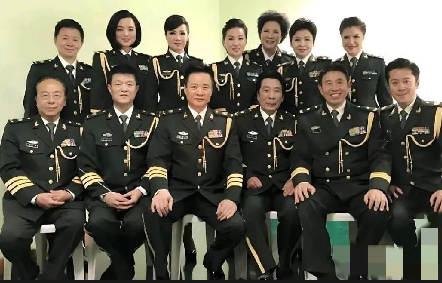 一群著名歌唱演员，只认出了阎维文，王宏伟和小蔡同志。这里头还有谁，你知道吗？成都