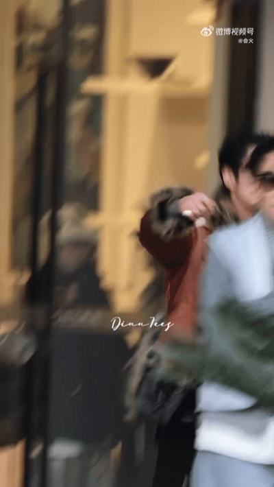 王鹤棣于洋勾肩搭背还亲吻王鹤棣于洋直男下手没轻没重的 看来宇宙的氛围真的很不错呢