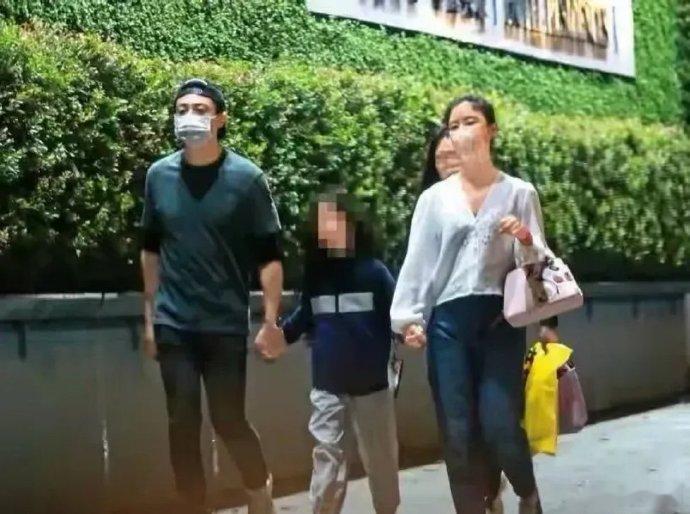 霍建华林心如带娃被拍，一家看似其乐融融，热搜背后营销意图明显，林心如口碑欠佳，内
