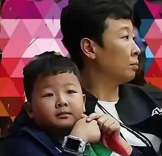 追了这对夫妻的日常，发现一个挺有意思的事。
冯坤，中国女排那届黄金一代的大脑，传