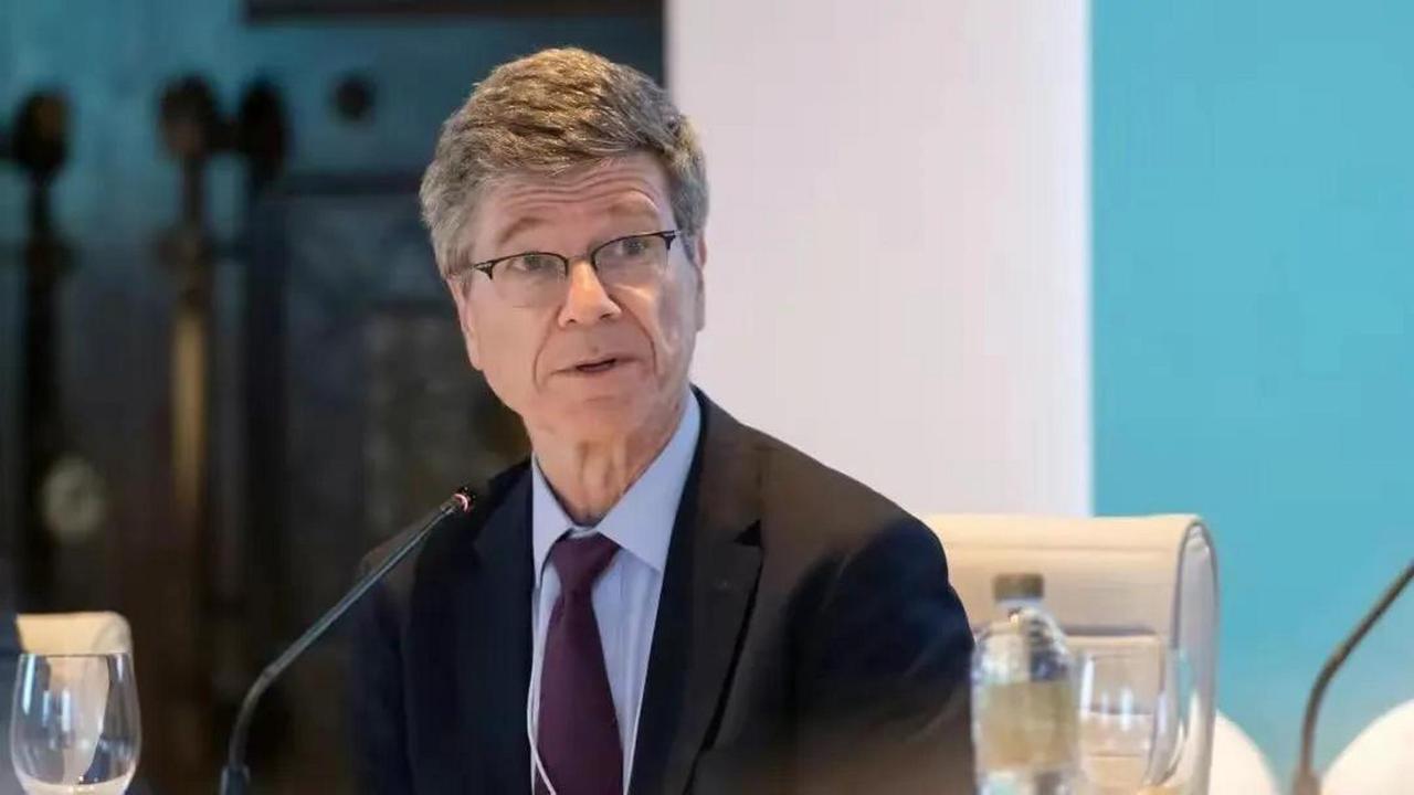 美国为啥总盯着中国不放？最近有个美国经济学家说了句话，直接在国际经济圈里炸开了锅