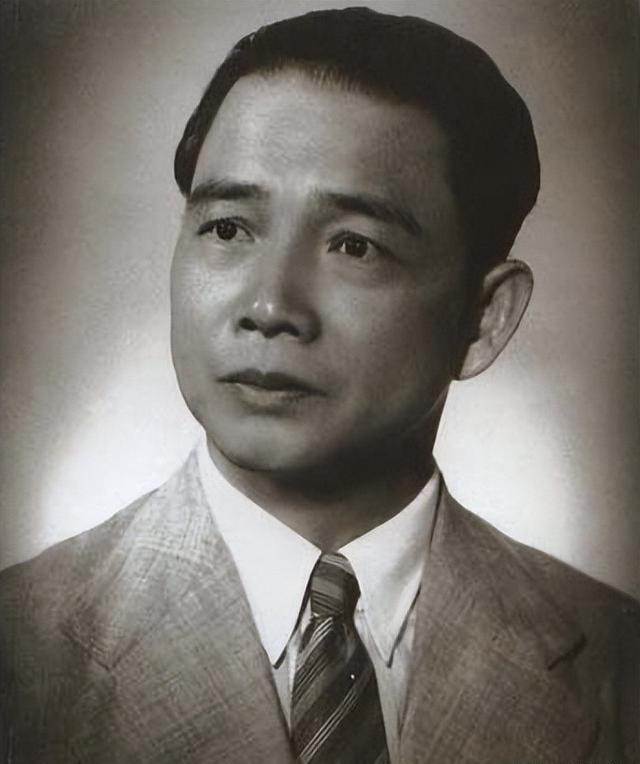 抗日战争全面爆发后，中国陷入分裂。国民政府迁都重庆，而汪精卫叛国投敌，在南京建立