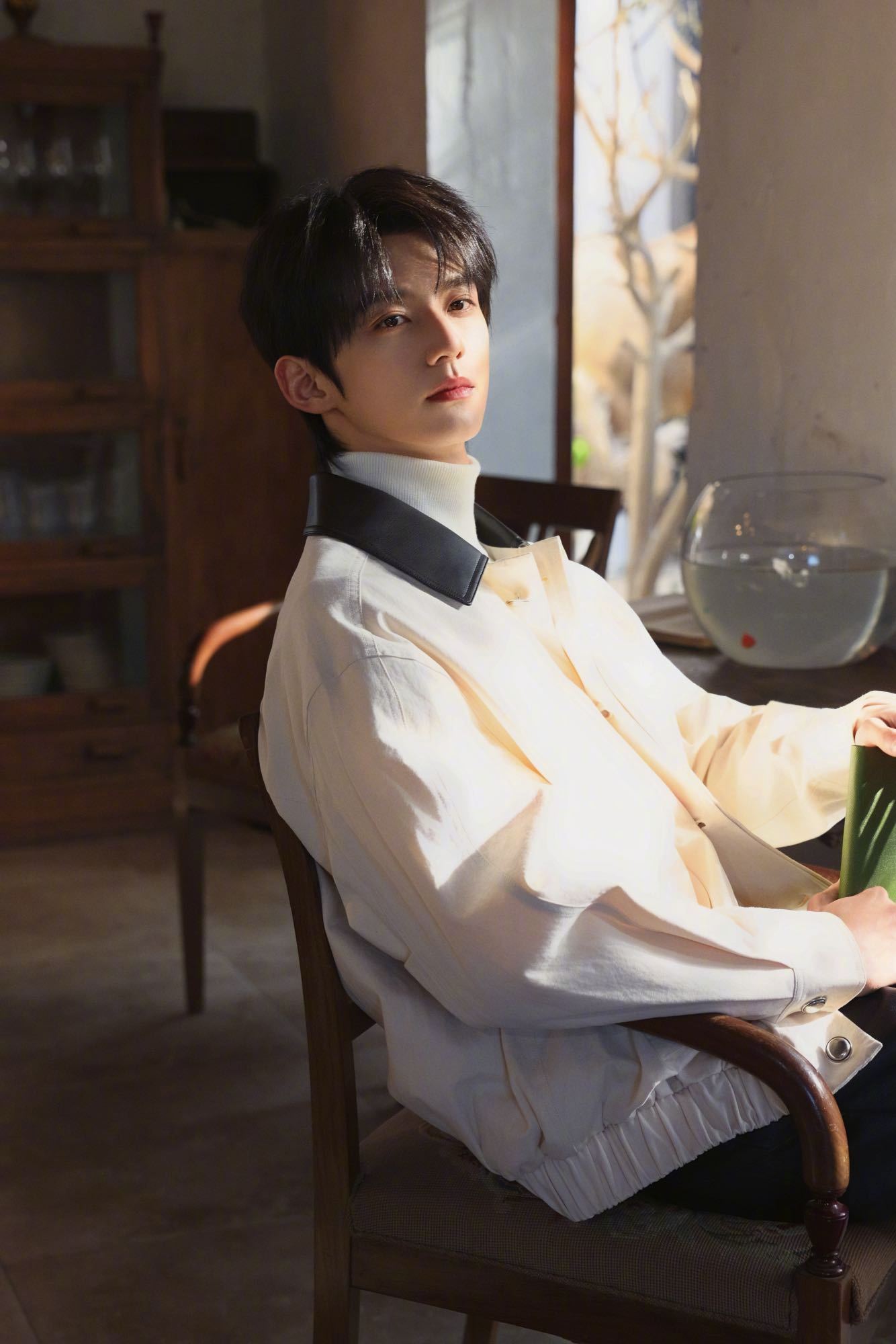 赖伟明本人好帅 我去赖伟明你早说你长这样啊！白衣真的很清爽很有少年感谁懂！对我眼