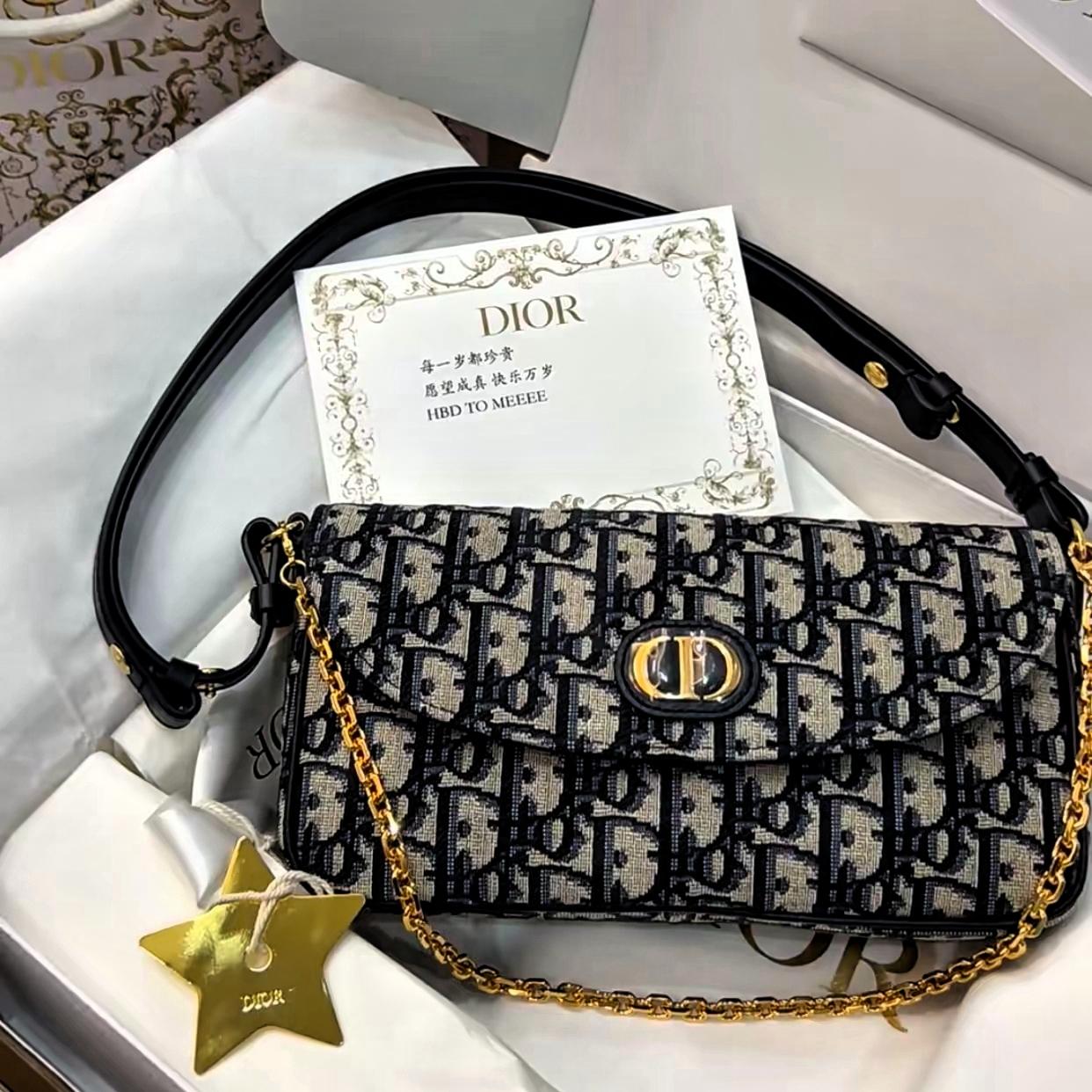 一位女士花了38000元买下一只二手包，非常喜欢。这天她准备背出门，打开夹层却意