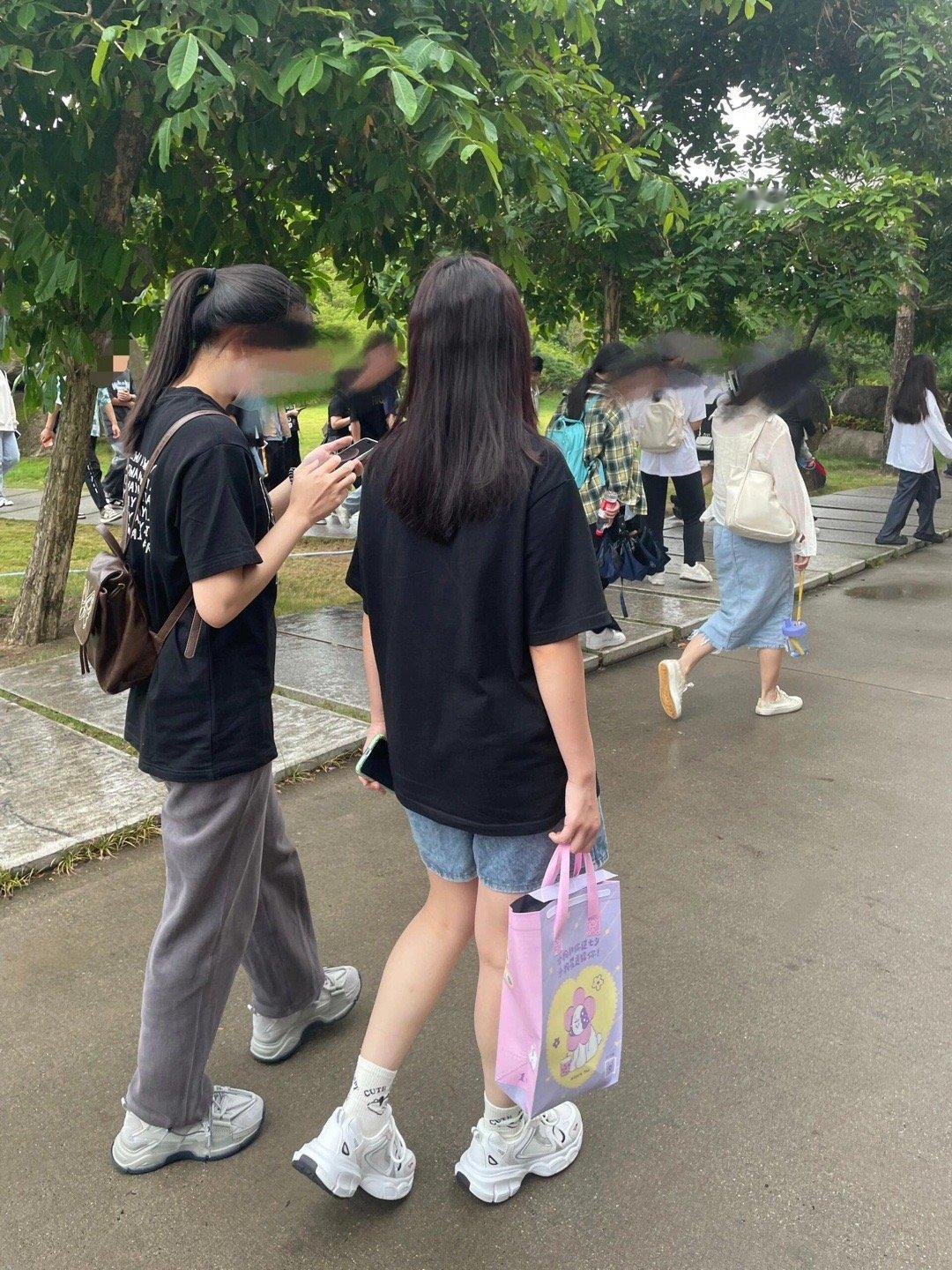 人群里的大学生真的太好分辨了 队伍这么整齐，一看就是大学生，估计也只有大学生愿意