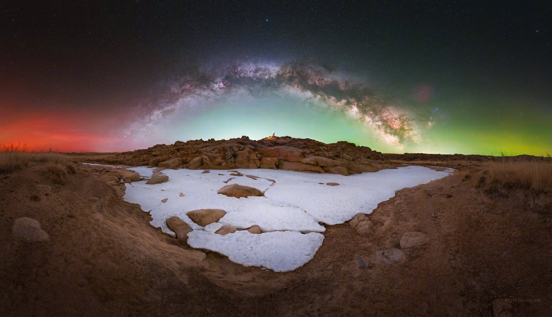 银河已在黎明前爬上夜空，弯成一道完整的拱。地面那片薄冰还没有融化，裂纹横生，静静