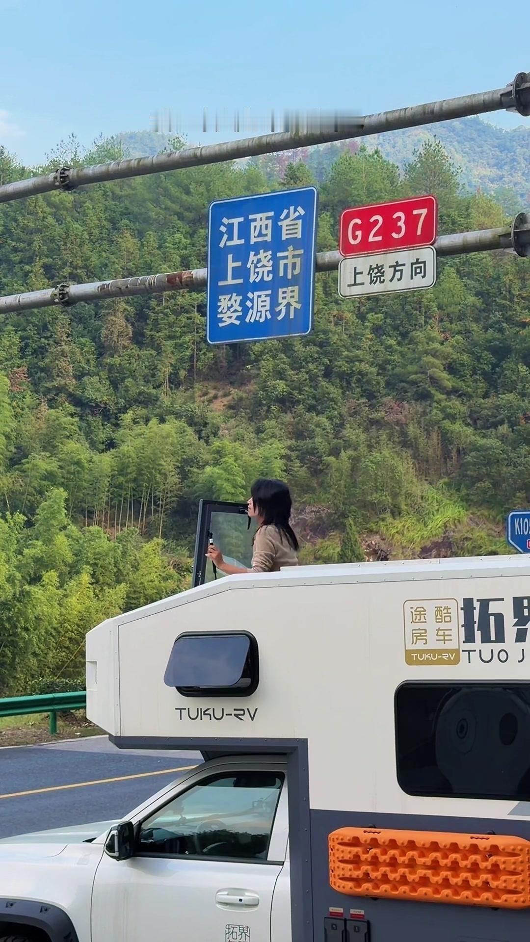 我一个人开着房车走哪睡哪，没有房贷车贷，只有不多但够用的小存款，副驾驶还带着两个