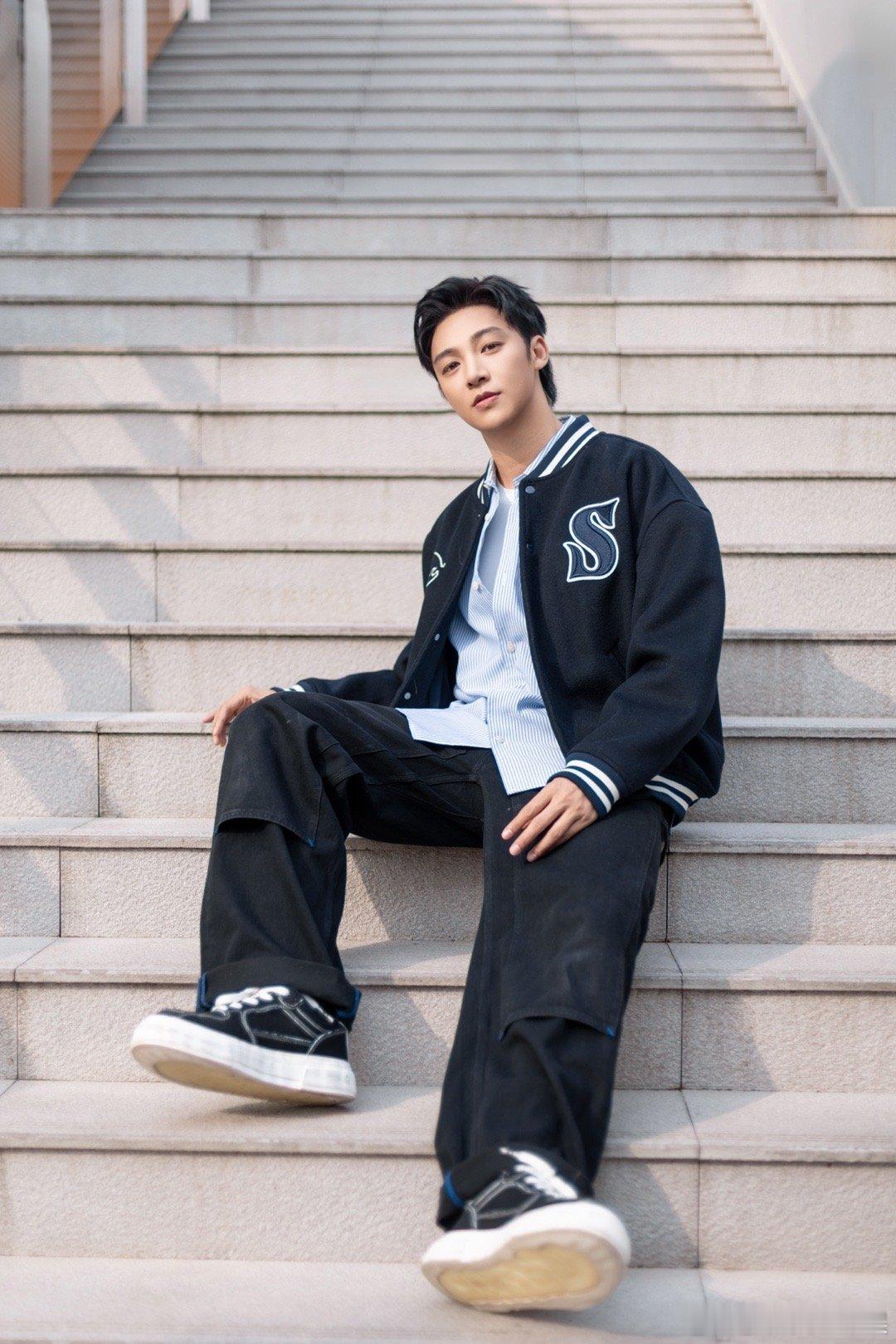 老师赛道算是让伍嘉成闯进来了 连麦被伍嘉成猛夸的快乐谁懂！鼓励的话张口就来，听完