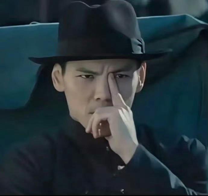 #朴灿烈模仿向佐摸鼻梁动作#向佐这个摸鼻梁的动作也太火了吧，现在已经火到韩国喽，