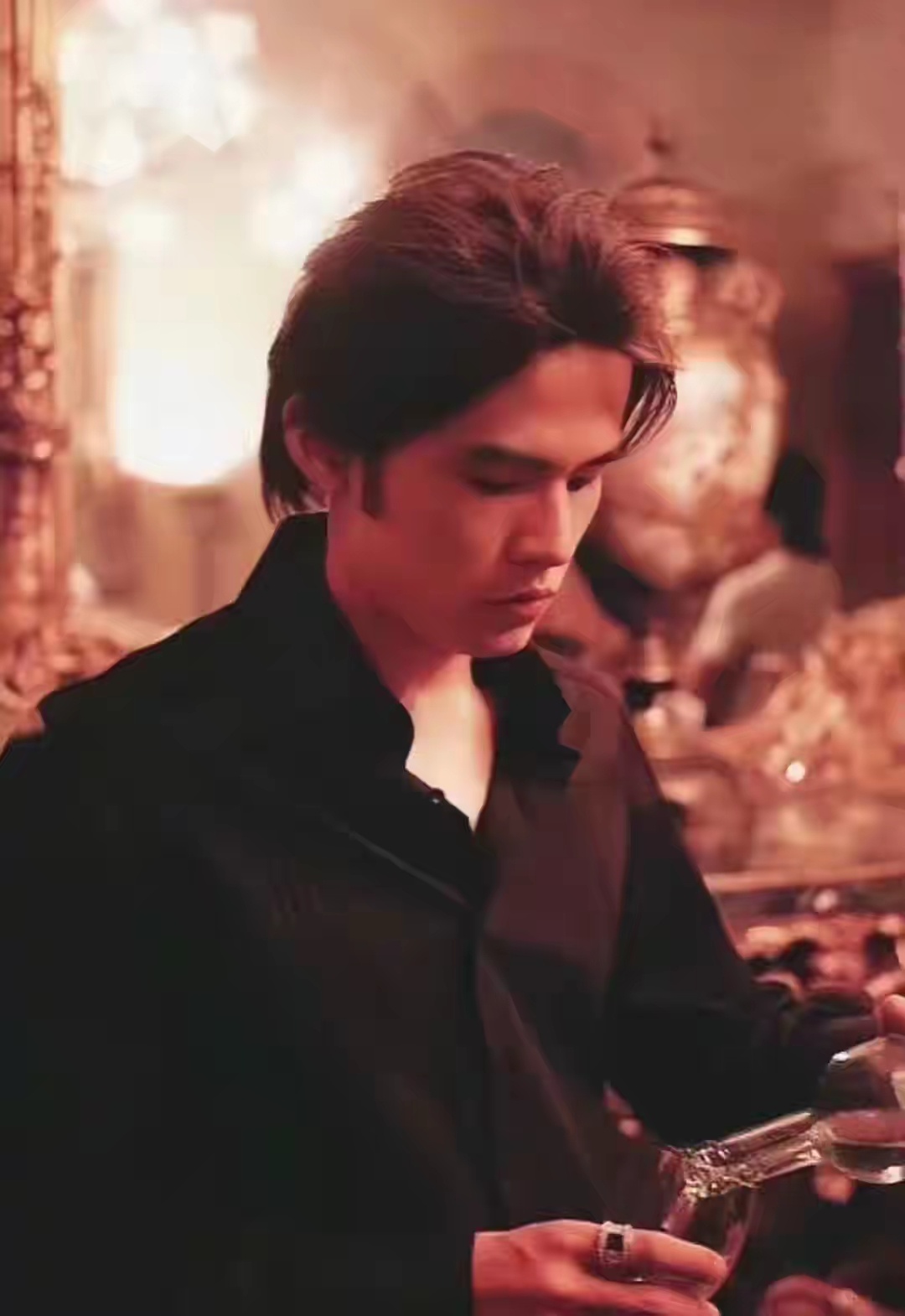 跟着周杰伦演唱会游杭州 穿着国风元素的衣服，比如汉服或新中式服饰，走在杭州的街头