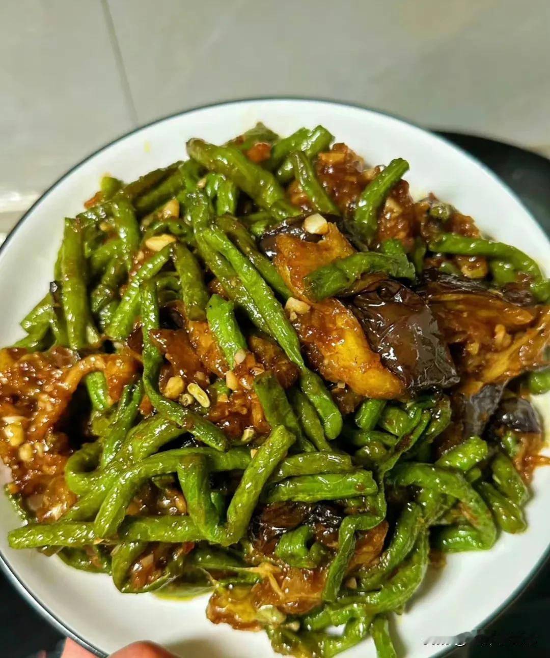 软烂的茄子和豆角吸满了汤汁，拌饭一绝‼️
一碗接一碗，根本停不下来！巨简单巨好吃