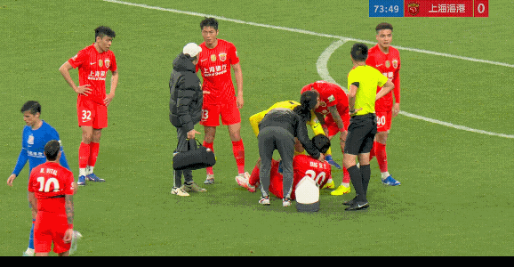 杨世元这一下明显不是头部受伤，但是可能队医或者队友告诉他换人用完了，只有脑震荡名