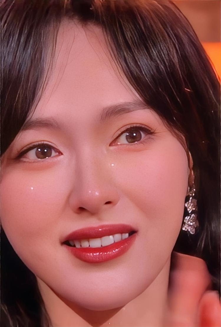 现在没有比唐嫣更心寒的了吧！公开夸王家卫是老师，拿影后第一个谢他，为《繁花》闭关