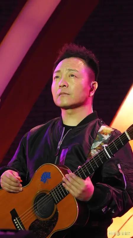 杨坤：为什么不留我多唱几首歌呢 杨坤：为啥不留我多唱几首歌呢？杨坤这话挺有意思哈