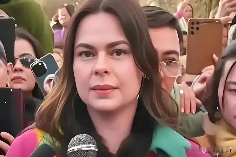 莎拉的脑子明显比她老爹灵光得多。 9 月 4 号奎松市法院签发逮捕令，外界都笃定