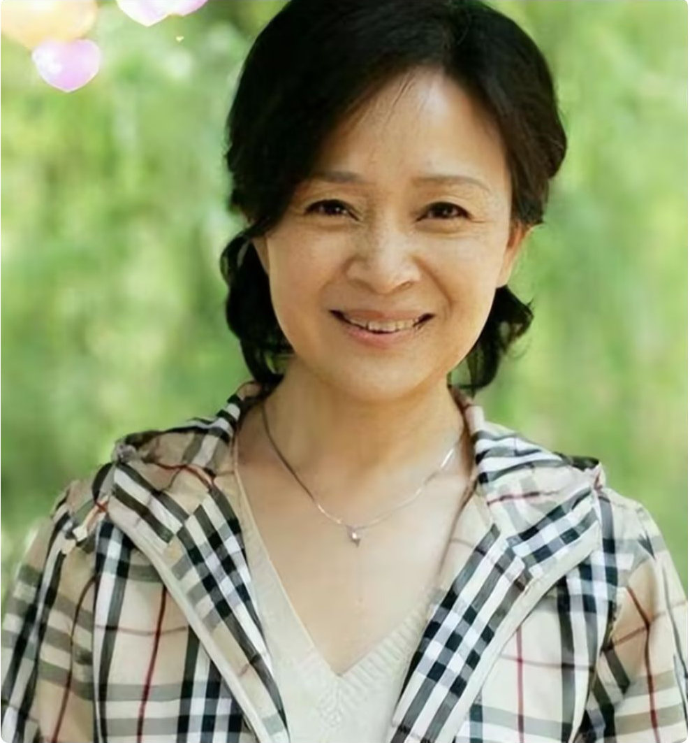 67岁刘莉莉定居日本，二婚嫁富商不再拍戏，晚年为不婚女儿发愁 