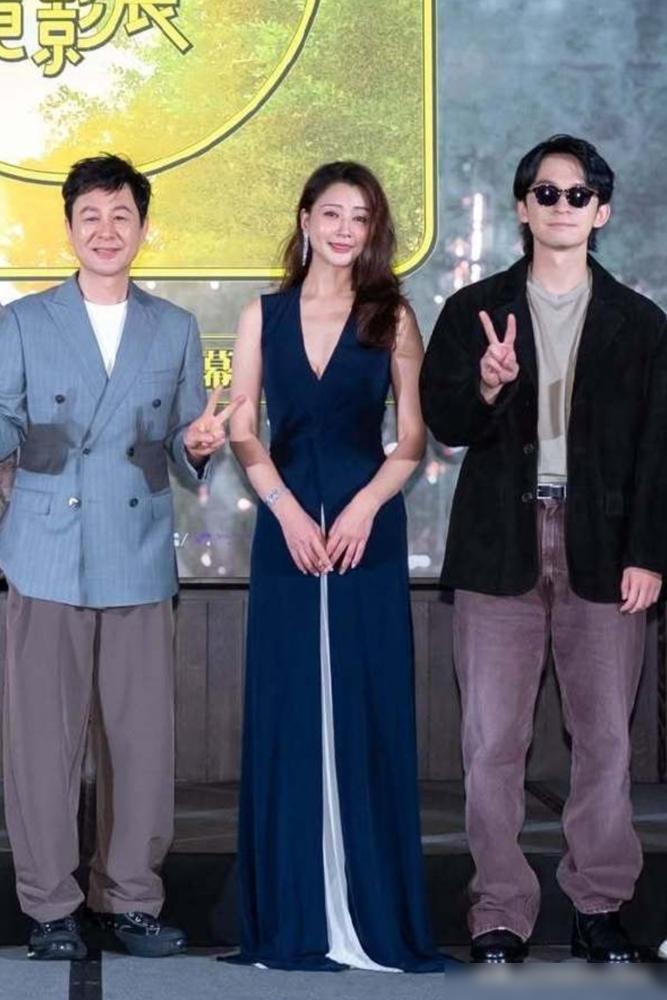 一套藏蓝色深V长裙，殷桃走上红毯。
通稿都在夸中年女演员的魅力。

但没人提钱的
