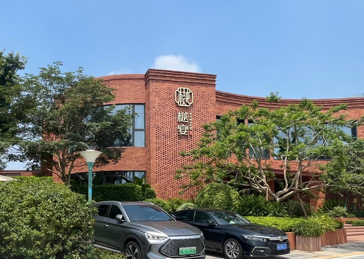 广州市二沙岛上，樾宴的旁边有朵白莲花……
2026年8月，我用手机摄影的照片。