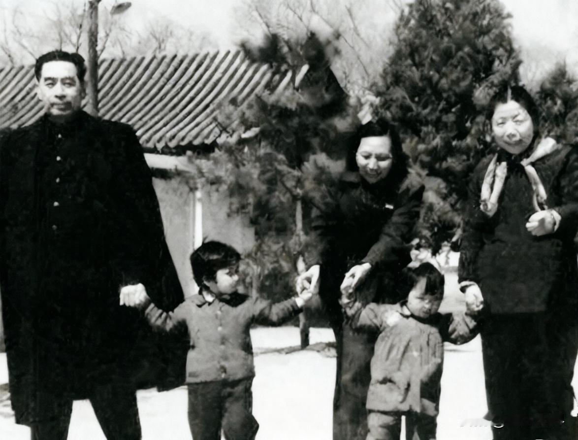 周恩来、邓颖超夫妇抚养的烈士后代
 
周恩来与邓颖超一生无亲生子女，却把大爱献给
