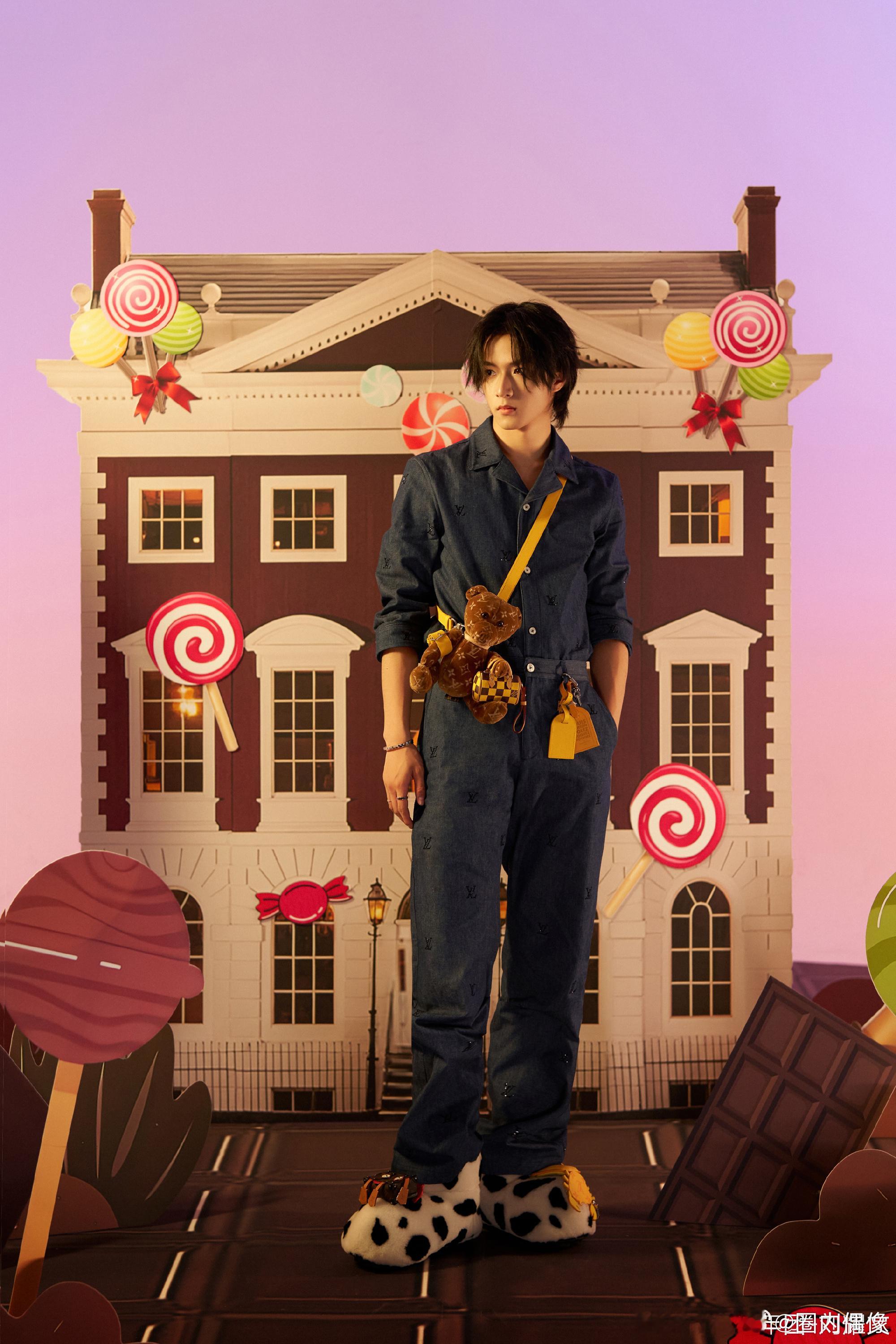 #刘耀文新歌SUGAR预告海报#刘耀文新歌《SUGAR》预告海报，中分狼尾+LV