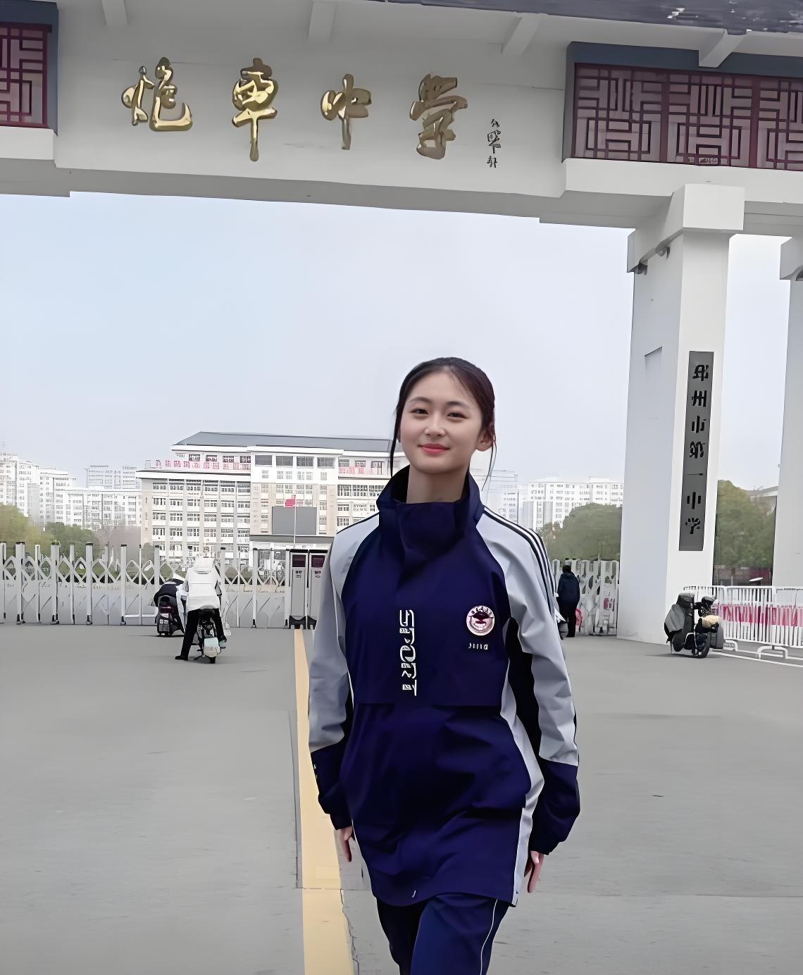 中学门口留影的美少女！
美少女我倒没多注意，学校大门上的两个字你认出来了吗？
根