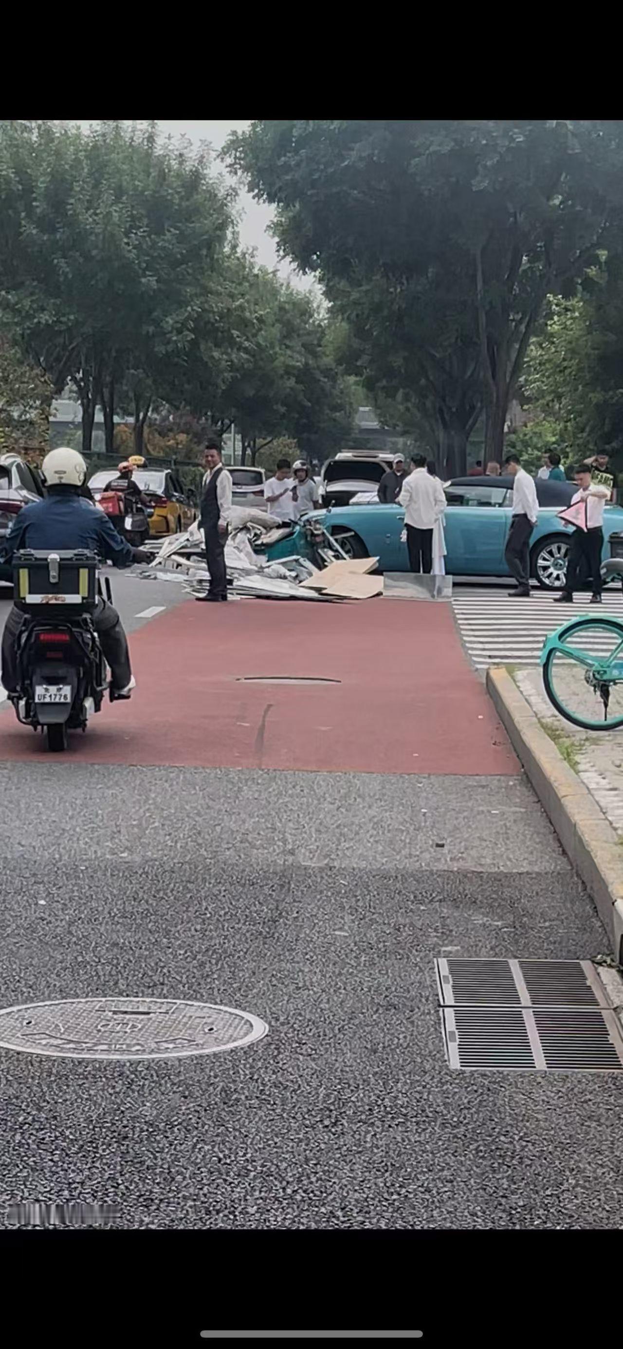 车若初见 看样子是三轮车逆行，太窒息了