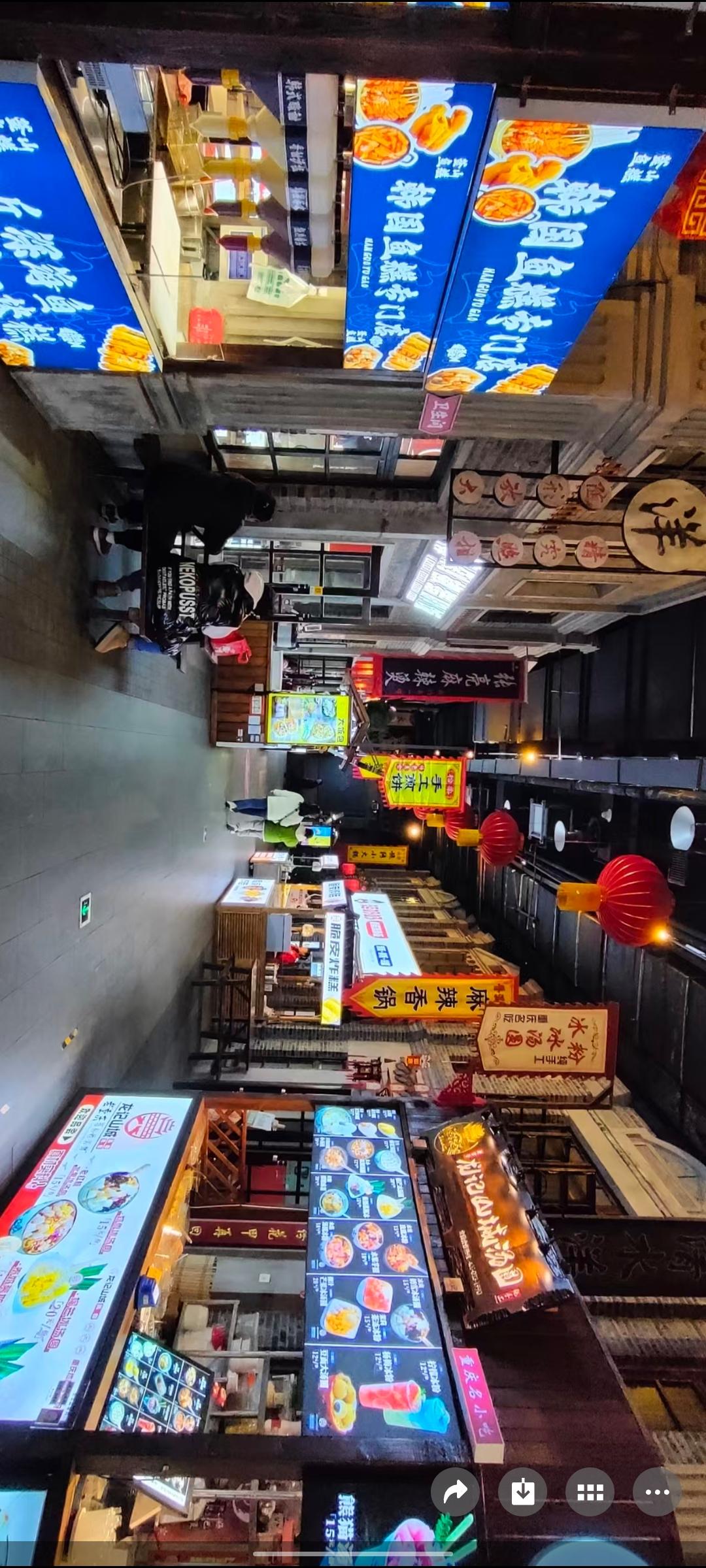 夜幕下的美食街，灯火阑珊，人间烟火气