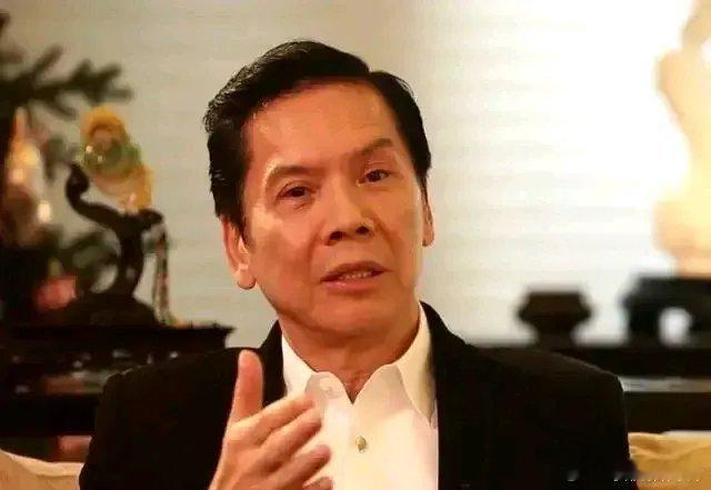 向佐真的很神奇，他明明和他爸长的一样，但是却从来没有觉得龙五长得丑。 