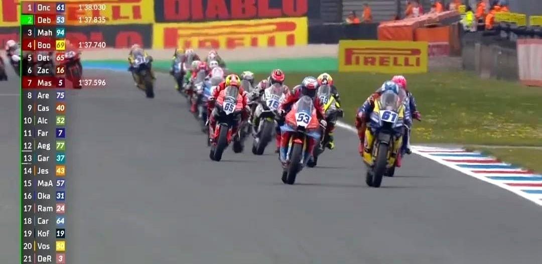 看昨晚张雪机车最后七圈的重播，那场面简直像是在玩命。
起步还在第六名猫着，结果车