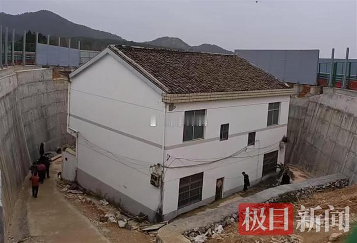 江西最强钉子户没料到公路改道 这不就是私有财产神圣不可侵犯吗？[允悲] 