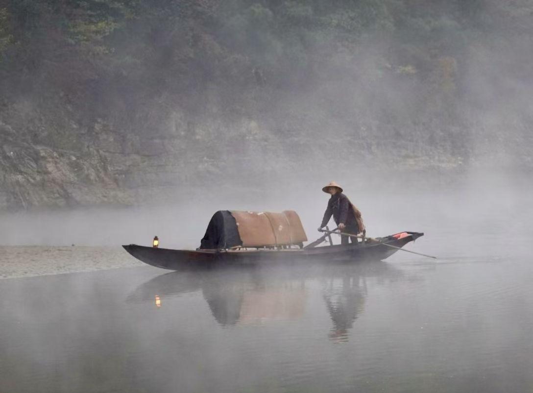 人在湖上不是仙，
一片小舟把命牵。
身上若无千斤担，
谁把生命赌明天。

这几句