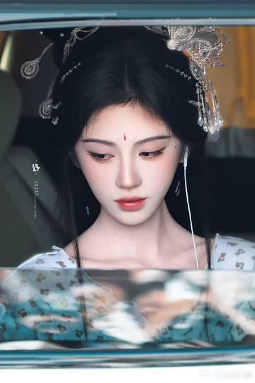 鞠婧祎眉心一抹红观音相白衣袅袅的鞠婧祎带来绝美路透，眉心朱砂花钿成为造型点睛之笔