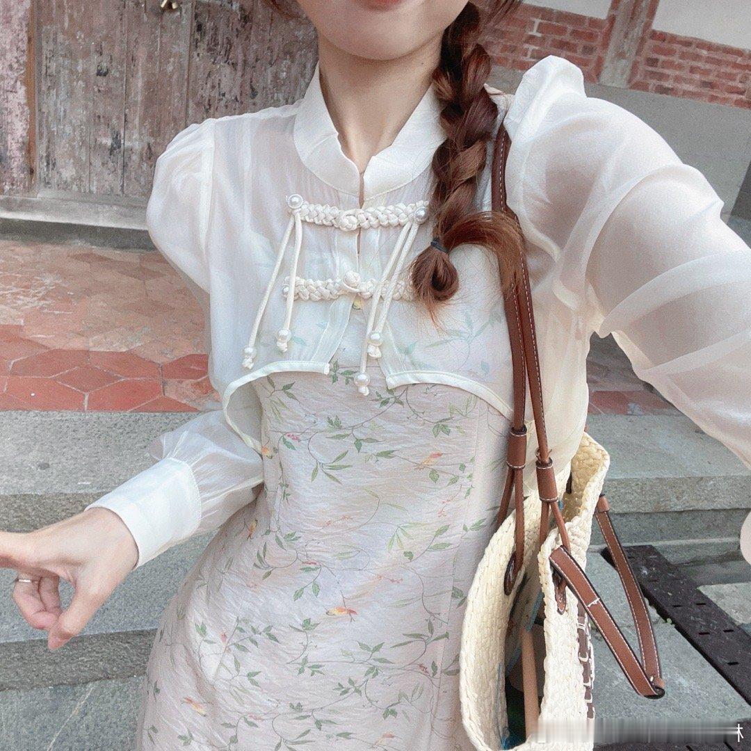 #开拍# 新中式改良旗袍可以拍咯！超好看，少量现货哦！ ​​​