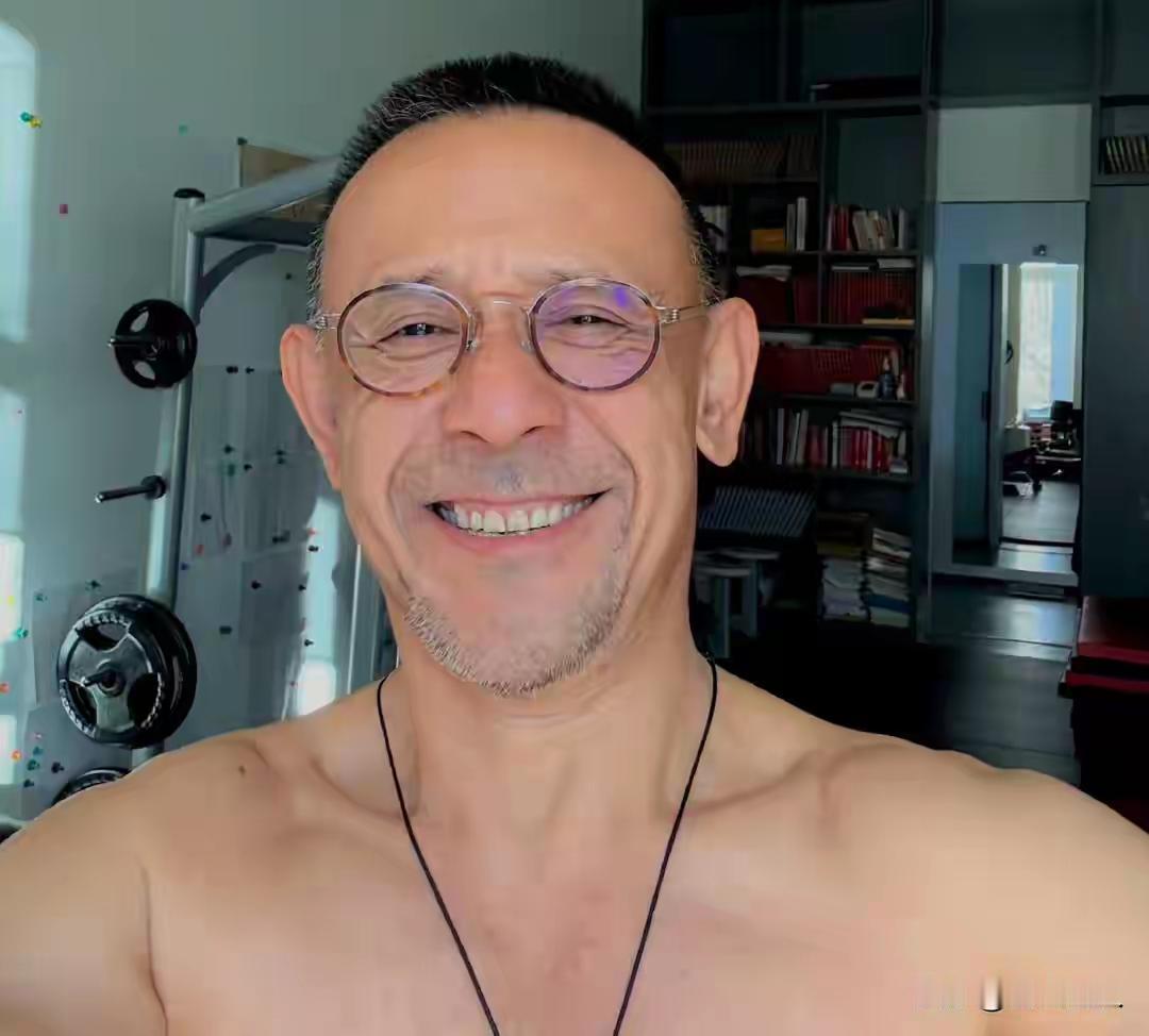 63岁姜文半裸一身腱子肉，头发胡子花白，满屋获奖证书和健身器材这画面宛如一幅岁月