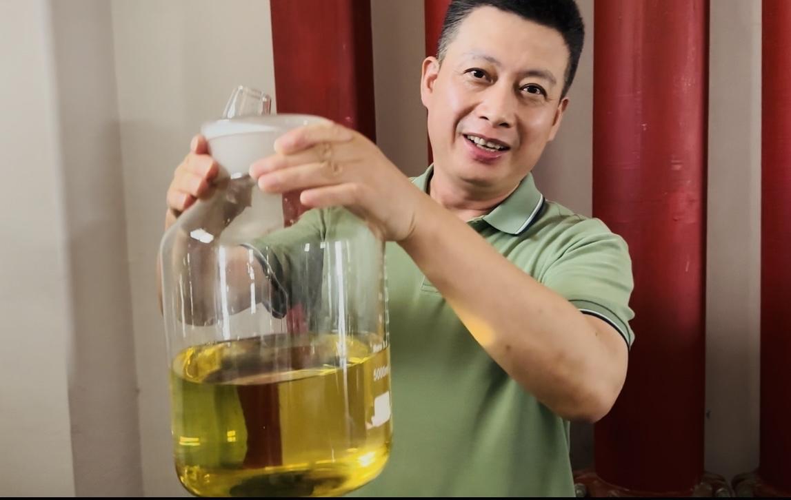 阿陶品酒·特调

1、包装箱很普通
2、油纸包光瓶很简陋
3、酒瓶外观有点丑
4