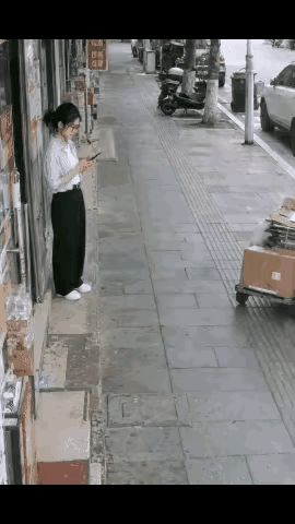 善有善报，这件事真的太巧了！

美女本来站在屋檐下低头玩手机，收废纸箱的阿姨推着