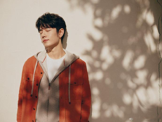 肖战橘色拼接外套肖战风尚交融肖战的橘色拼接外套造型太亮眼！色彩拼接尽显风尚，搭配