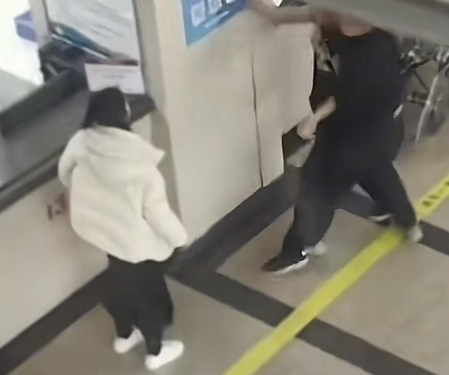 仅仅是因为给妻子做产检的是男医生，男子竟然当场情绪崩溃在医院里大吵大闹，甚至还要