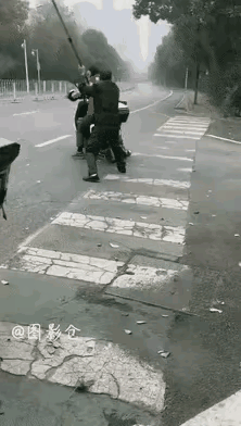 外卖和门卫的矛盾总是接连不断，看完下面这位门卫大爷的操作，只想说一句，大爷，你要