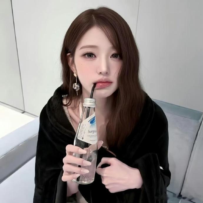 小英都变张元英了小英分享了一组自己在泼水节拍摄的美照，眉眼神似张元英，气质也有女