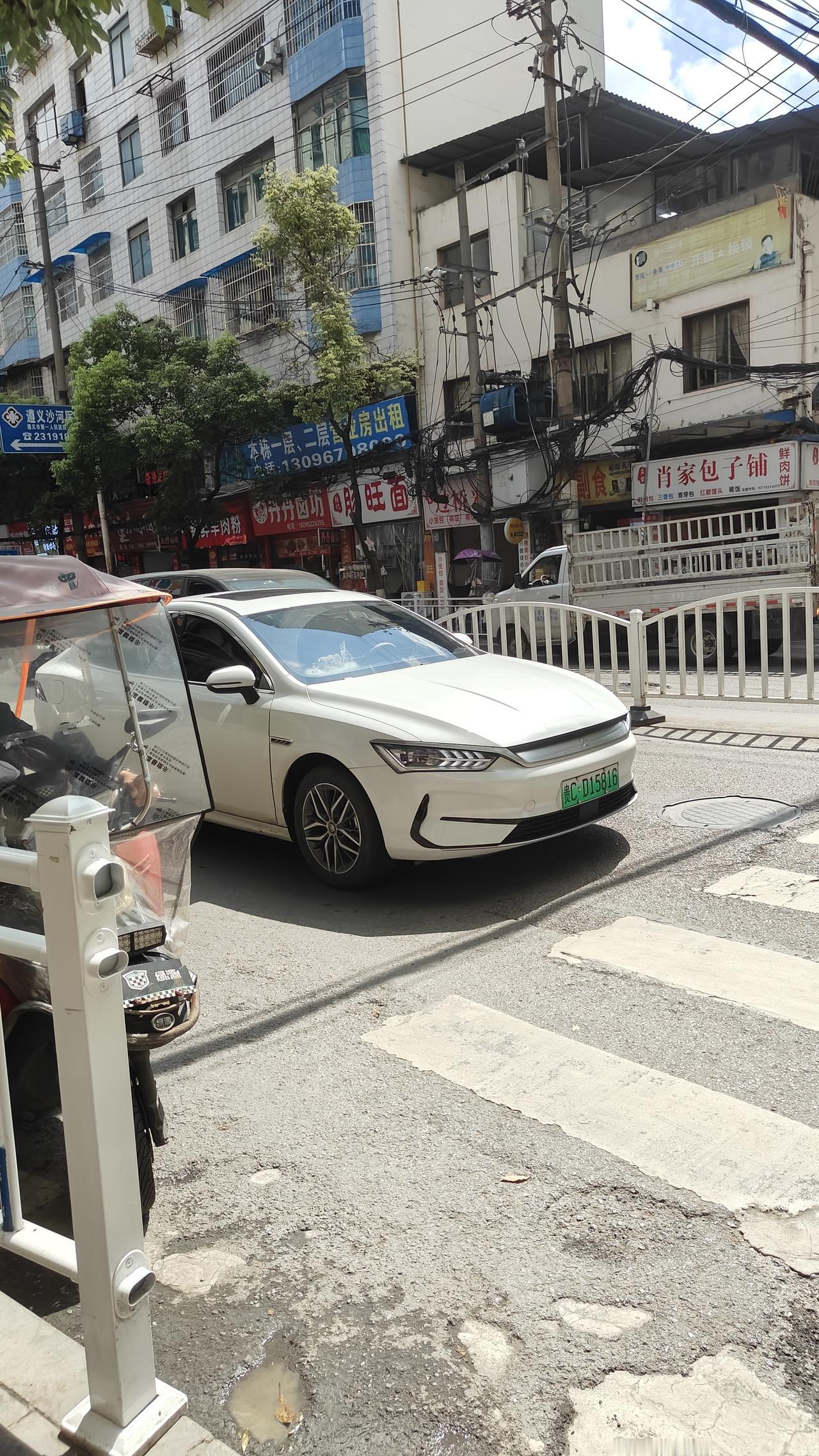 比亚迪秦的大灯好看👀