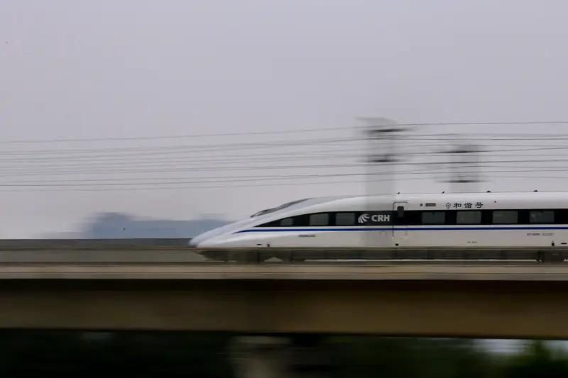 2月25日江西，高铁上幼童在父母怀里一直啼哭吵闹，男子要求幼童父母带孩子离开座位