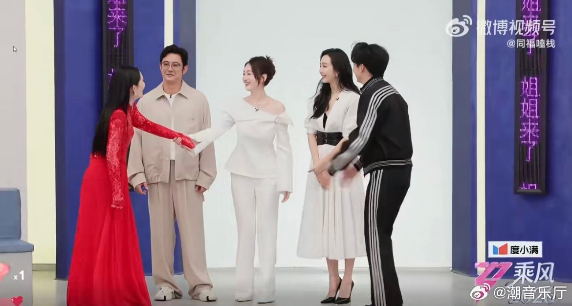 李小冉谢娜闺蜜同台这次换谢娜来照顾李小冉，岁月流转，闺蜜间的温柔始终没变。李小冉