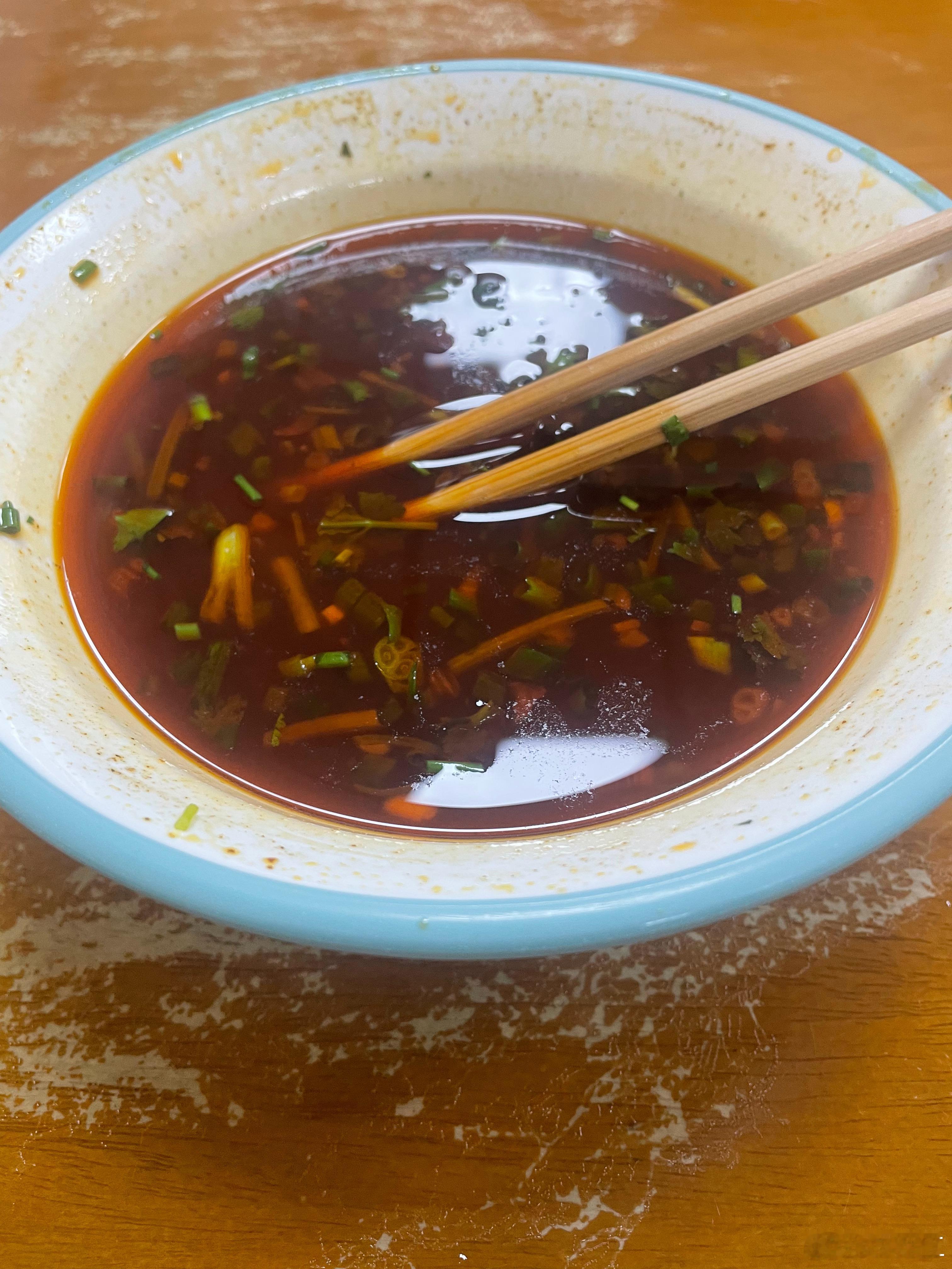 今天这家面是来了这边吃着最正常饿一碗了。不过刚端上来的时候我还是有点失望了，和之
