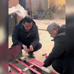 黑衣男真是个人才，他可真能忍啊，除了面部不笑，全身都在笑，而且从内而外，这演技，
