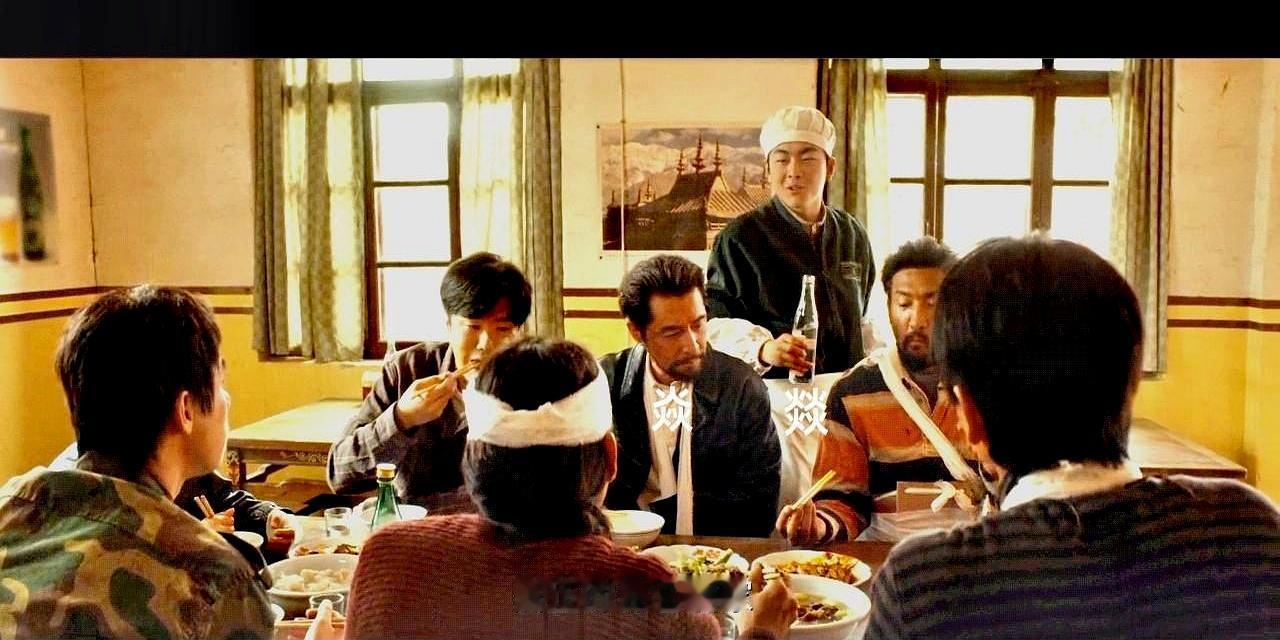 从剥羊皮到开酒楼，他全款给母亲买下小洋楼。
 
多杰他们在店里喝酒，有人笑他：“