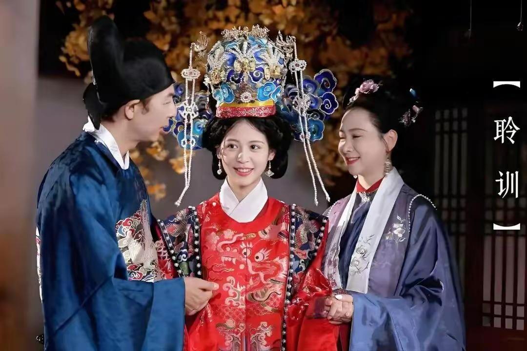 翁虹为女办中式成人礼，传承文化泪洒当场
 
10月8日，演员翁虹在社交平台分享女