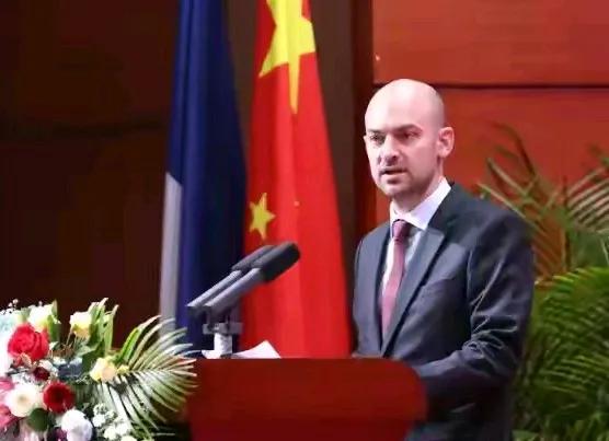 太气人了，巴罗这货忒无礼，近日王主任大老远飞去法国访问，这货见面时竟然傻傻站着，