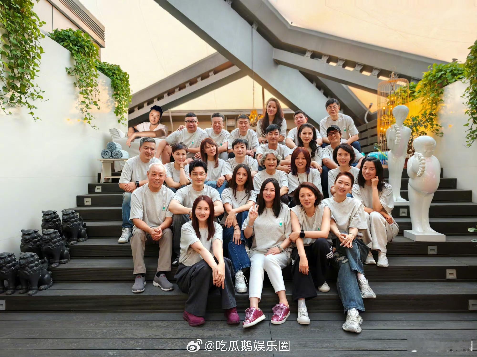 被黄晓明这状态震惊到了黄晓明合照状态 全网都在刷黄晓明毕业合照，这状态真的太出圈